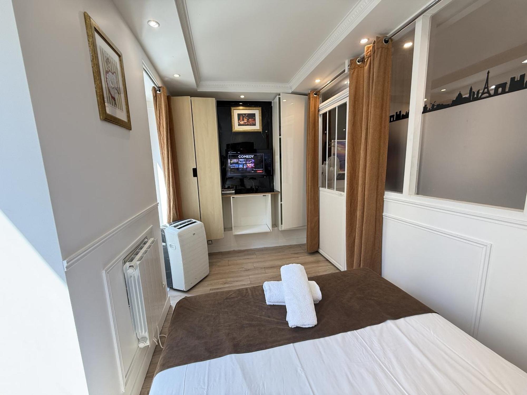 Apartment 65-french Cancan St Denis Paris